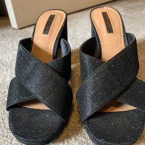 NWT Tahari Black shimmer open toe chunky heel.